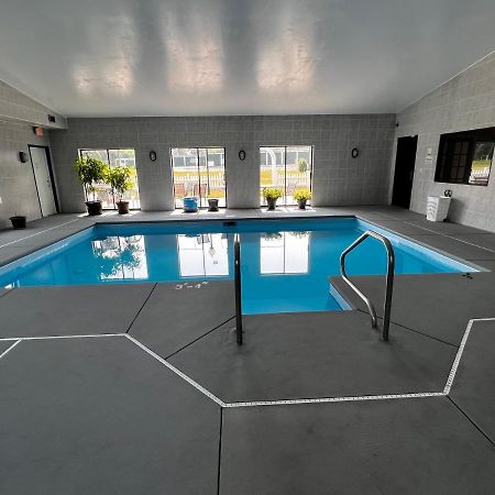 Sky Lodge Inn & Suites - Delavan Luaran gambar
