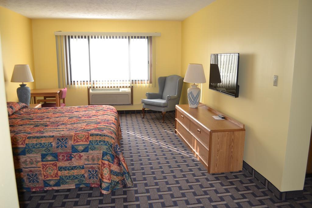 Sky Lodge Inn & Suites - Delavan Luaran gambar