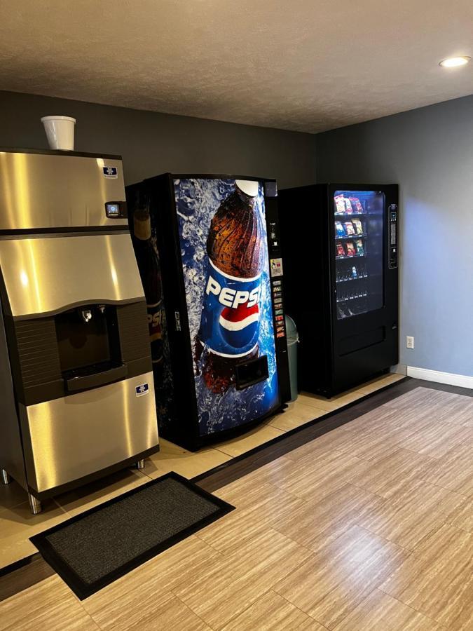 Sky Lodge Inn & Suites - Delavan Luaran gambar