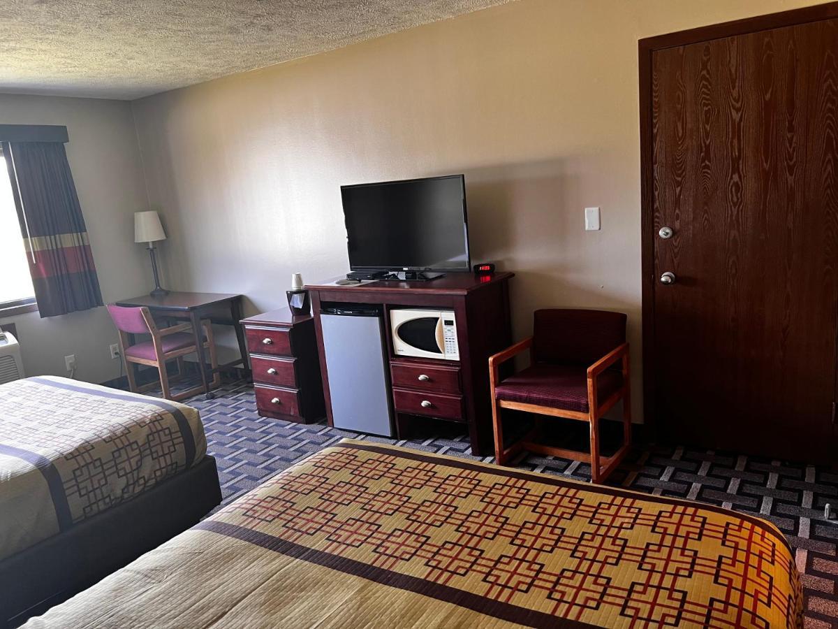 Sky Lodge Inn & Suites - Delavan Luaran gambar
