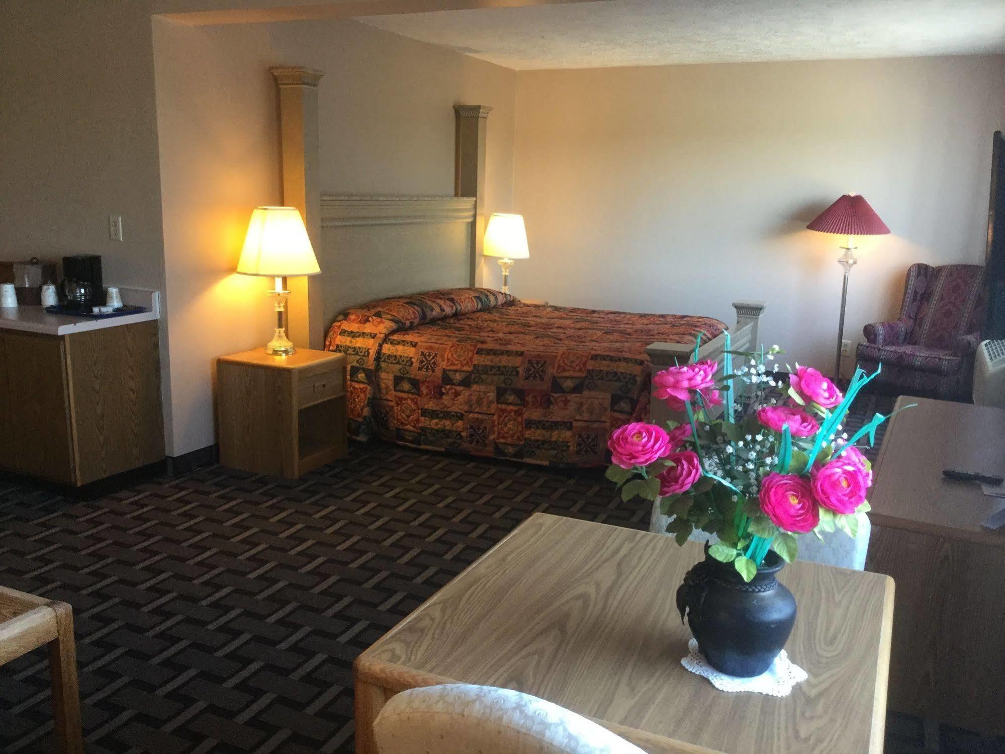 Sky Lodge Inn & Suites - Delavan Luaran gambar