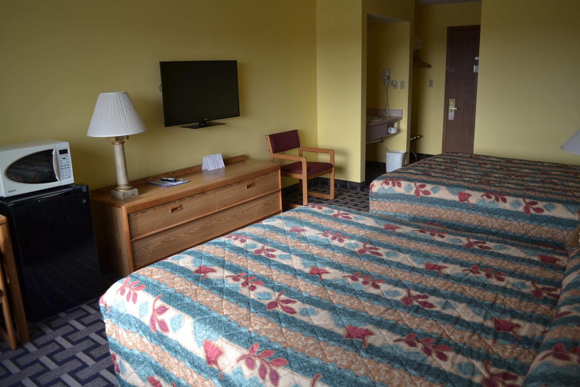 Sky Lodge Inn & Suites - Delavan Luaran gambar