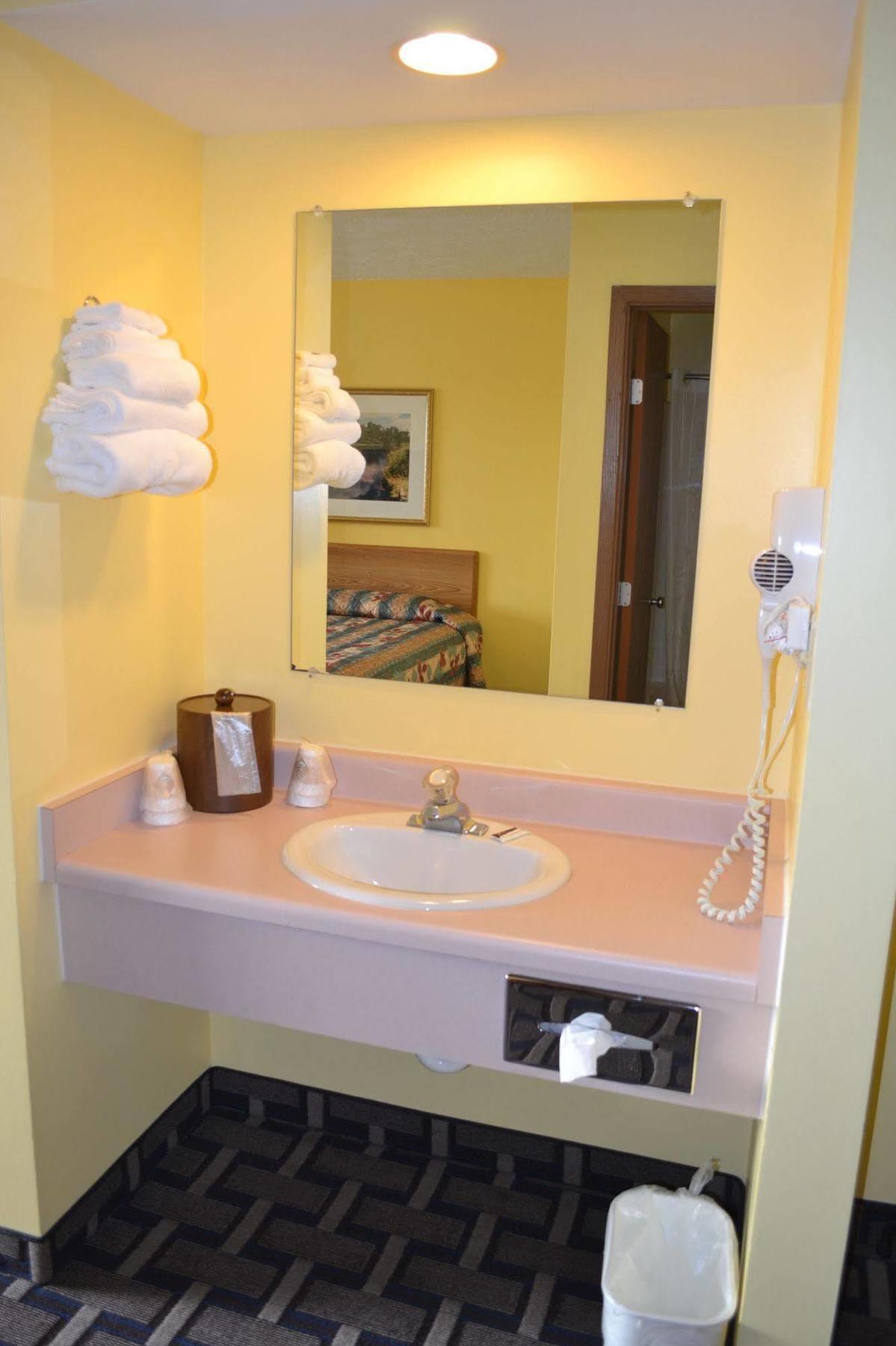 Sky Lodge Inn & Suites - Delavan Luaran gambar