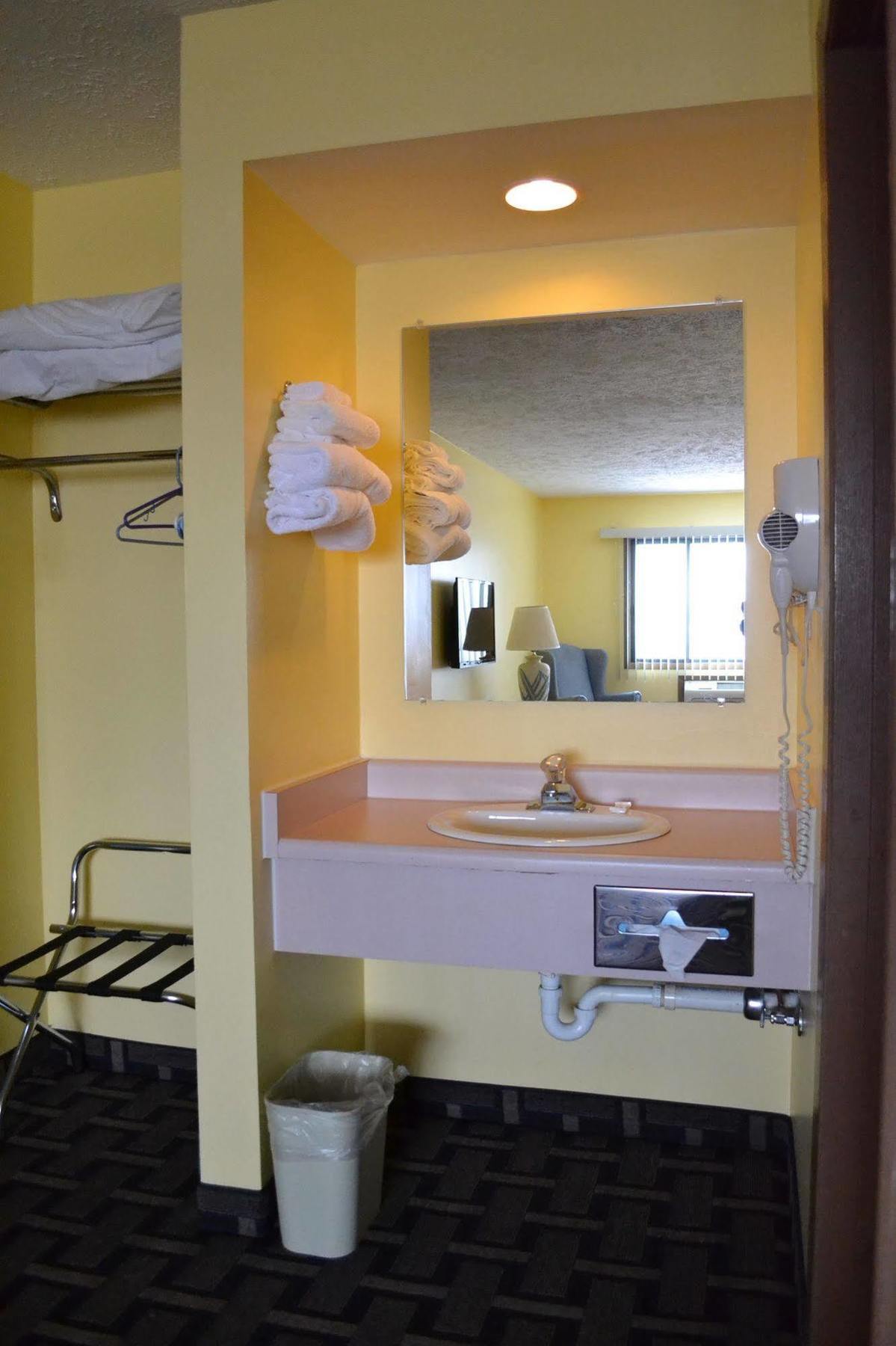 Sky Lodge Inn & Suites - Delavan Luaran gambar