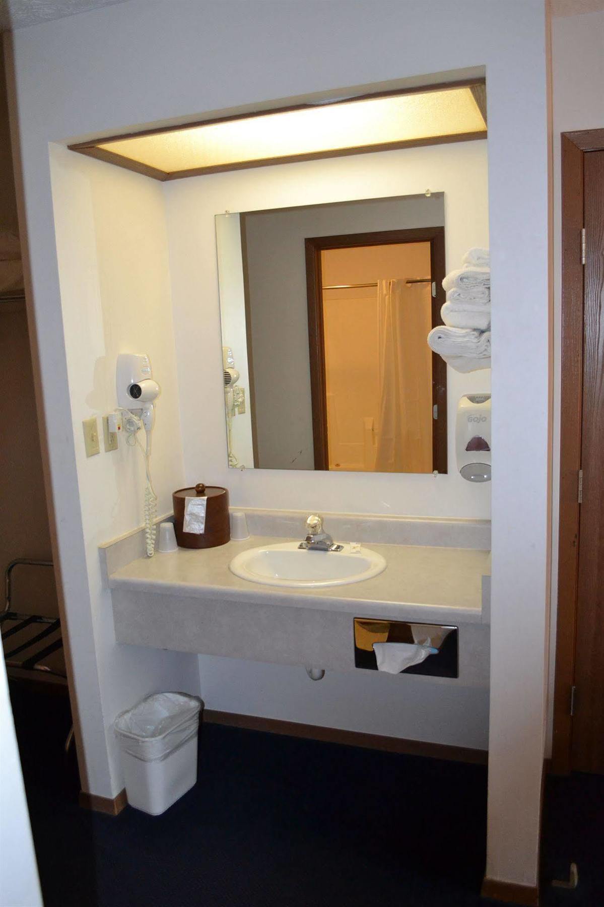 Sky Lodge Inn & Suites - Delavan Luaran gambar