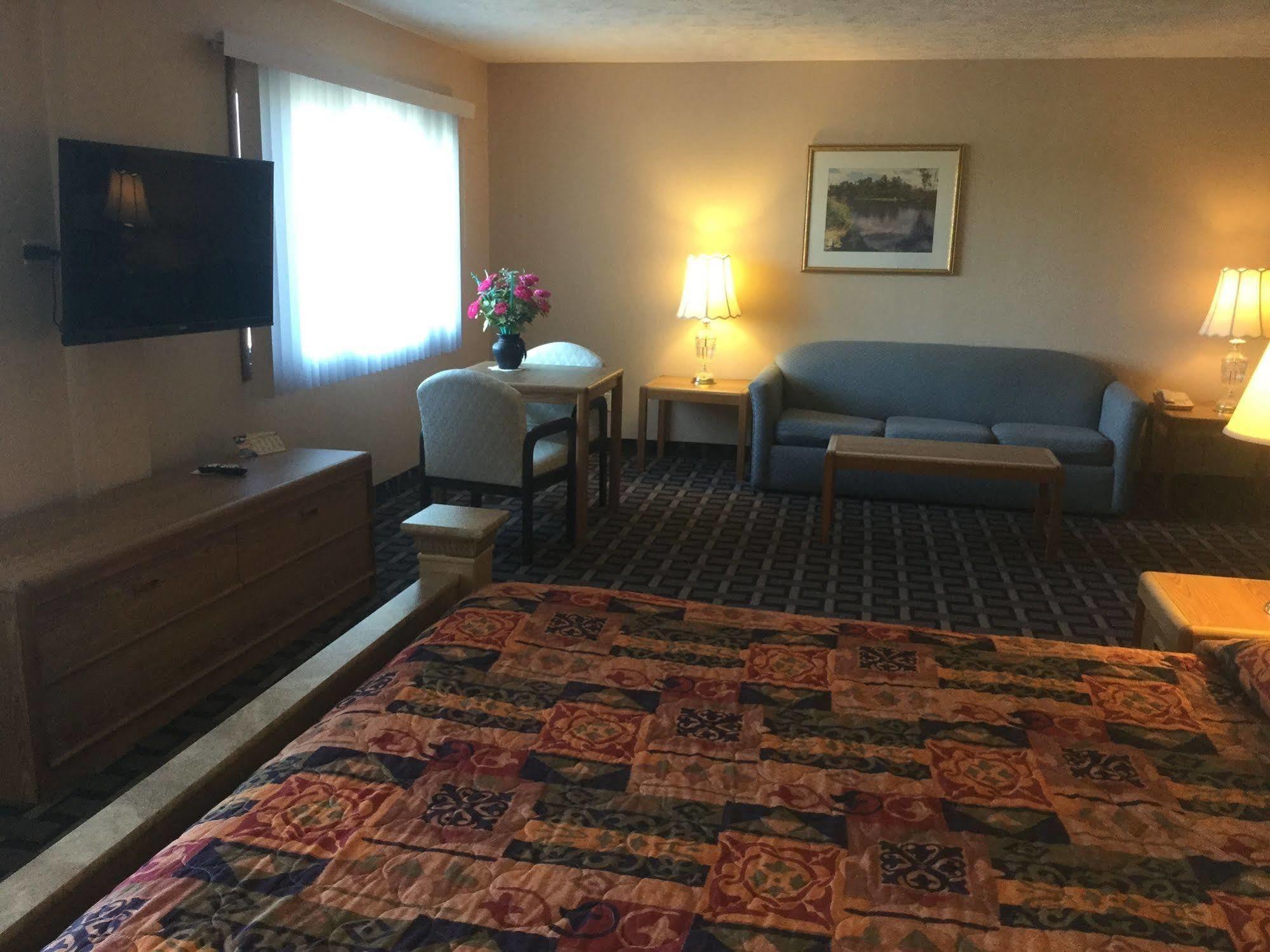 Sky Lodge Inn & Suites - Delavan Luaran gambar