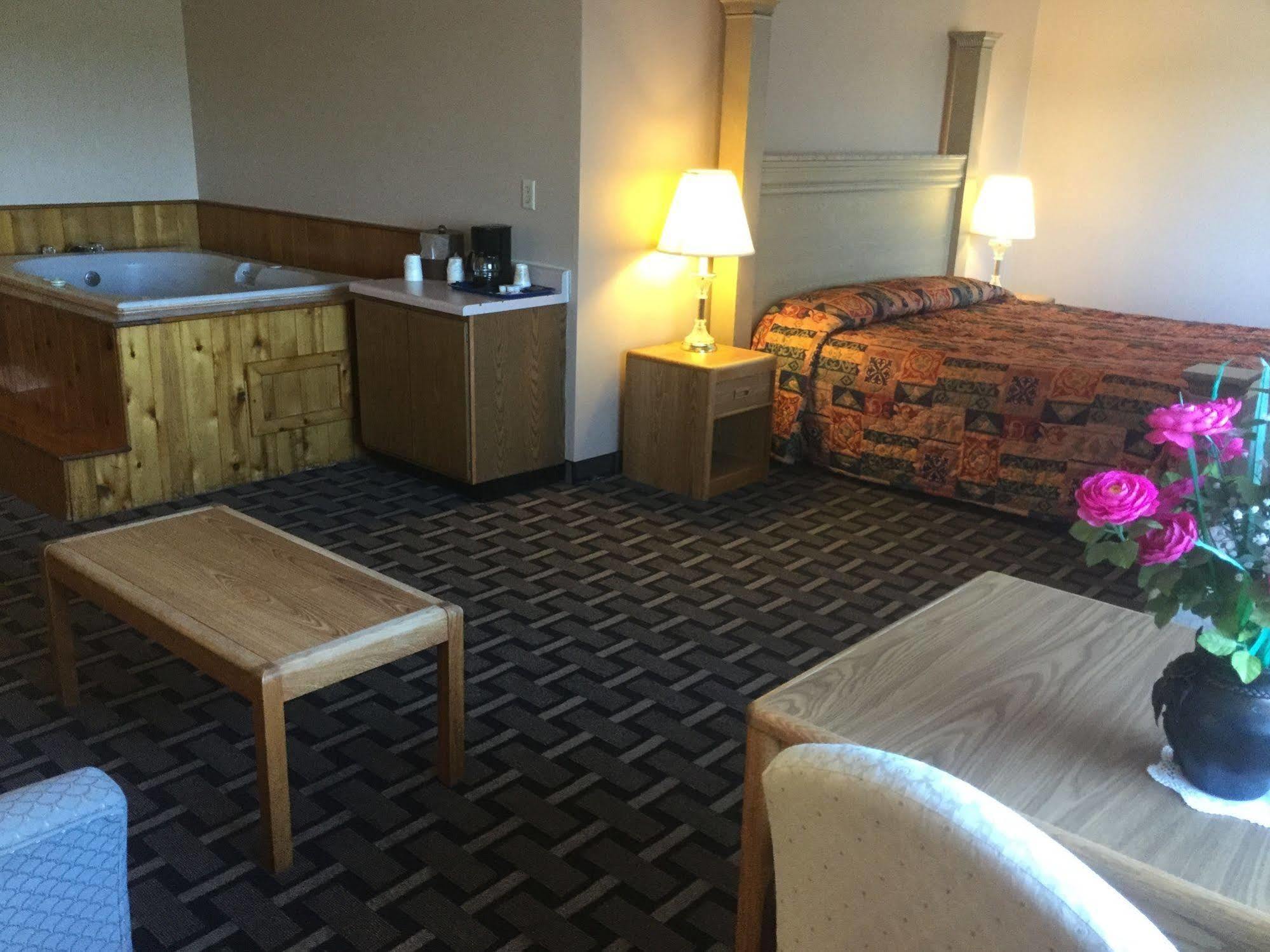 Sky Lodge Inn & Suites - Delavan Luaran gambar
