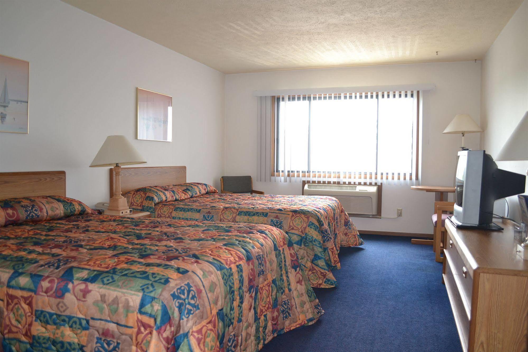 Sky Lodge Inn & Suites - Delavan Luaran gambar