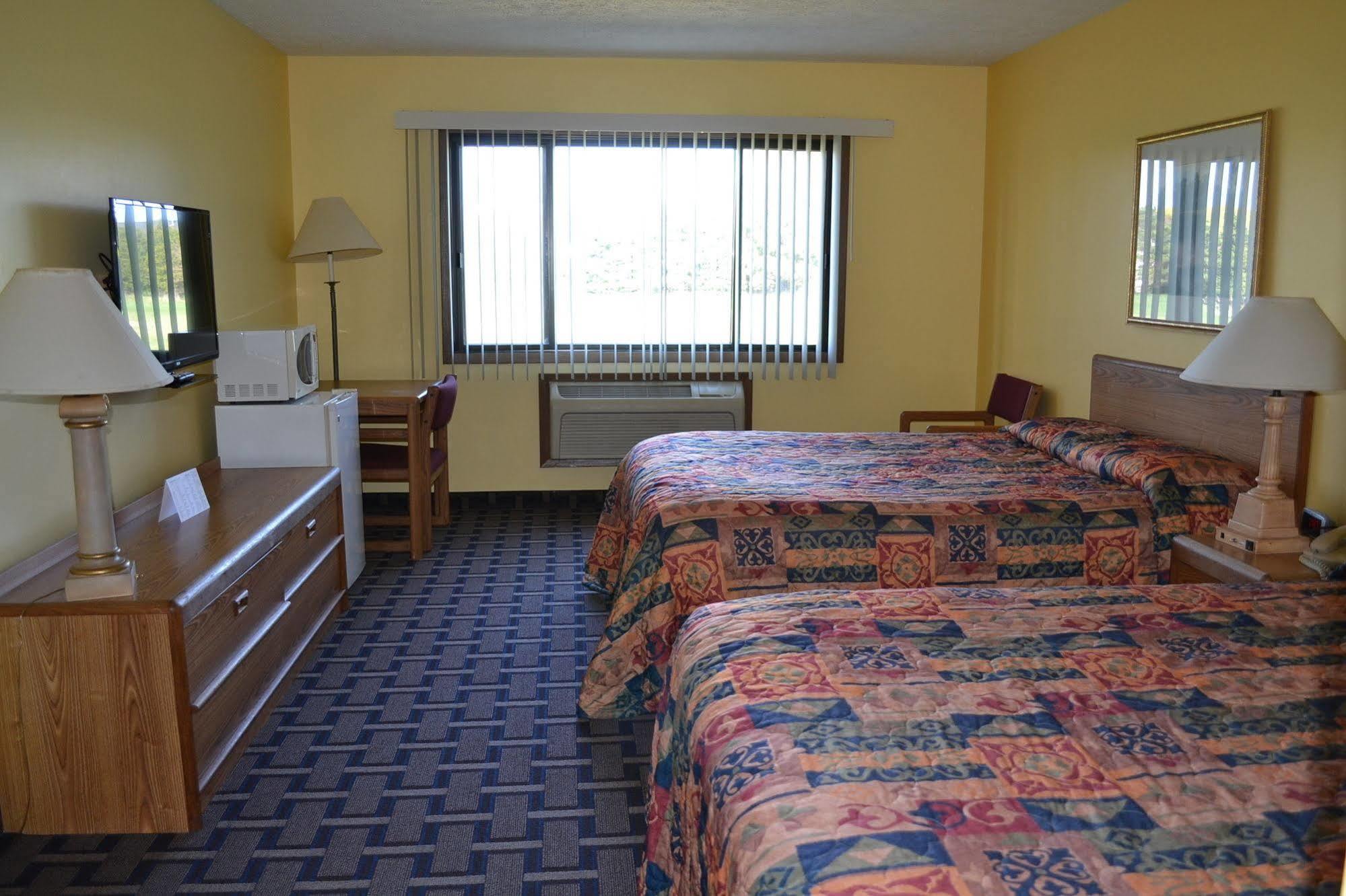 Sky Lodge Inn & Suites - Delavan Luaran gambar