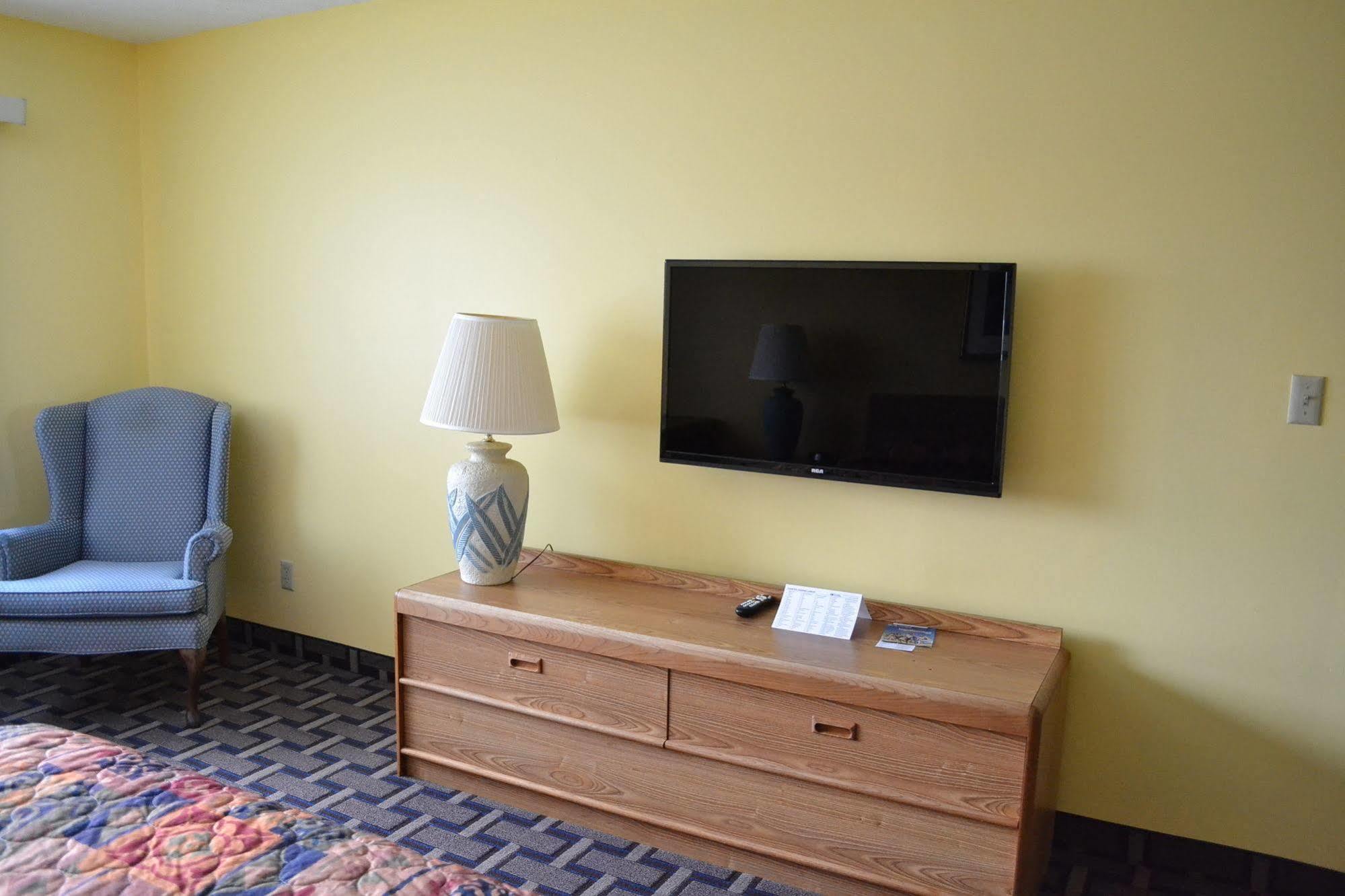 Sky Lodge Inn & Suites - Delavan Luaran gambar