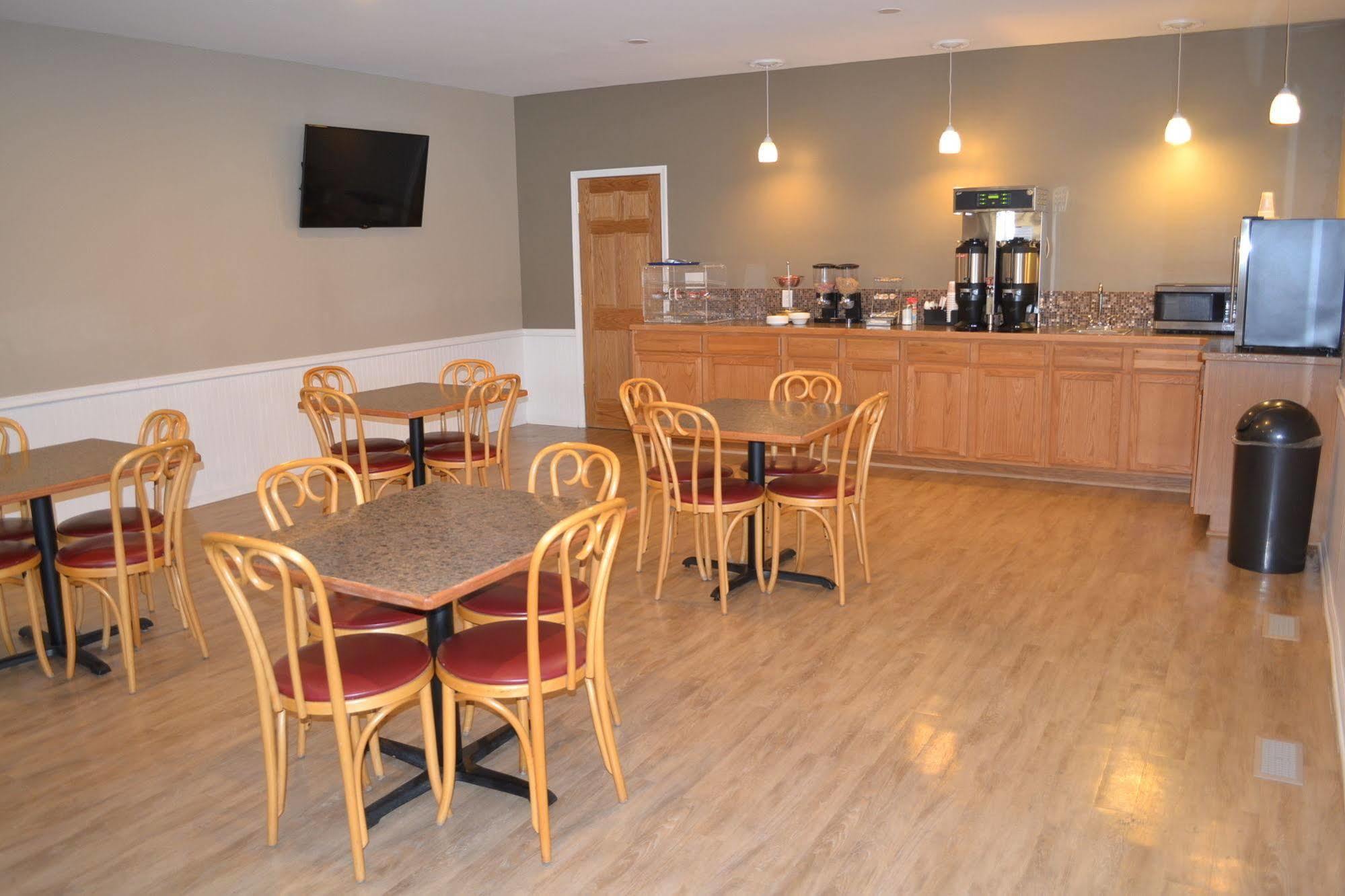 Sky Lodge Inn & Suites - Delavan Luaran gambar