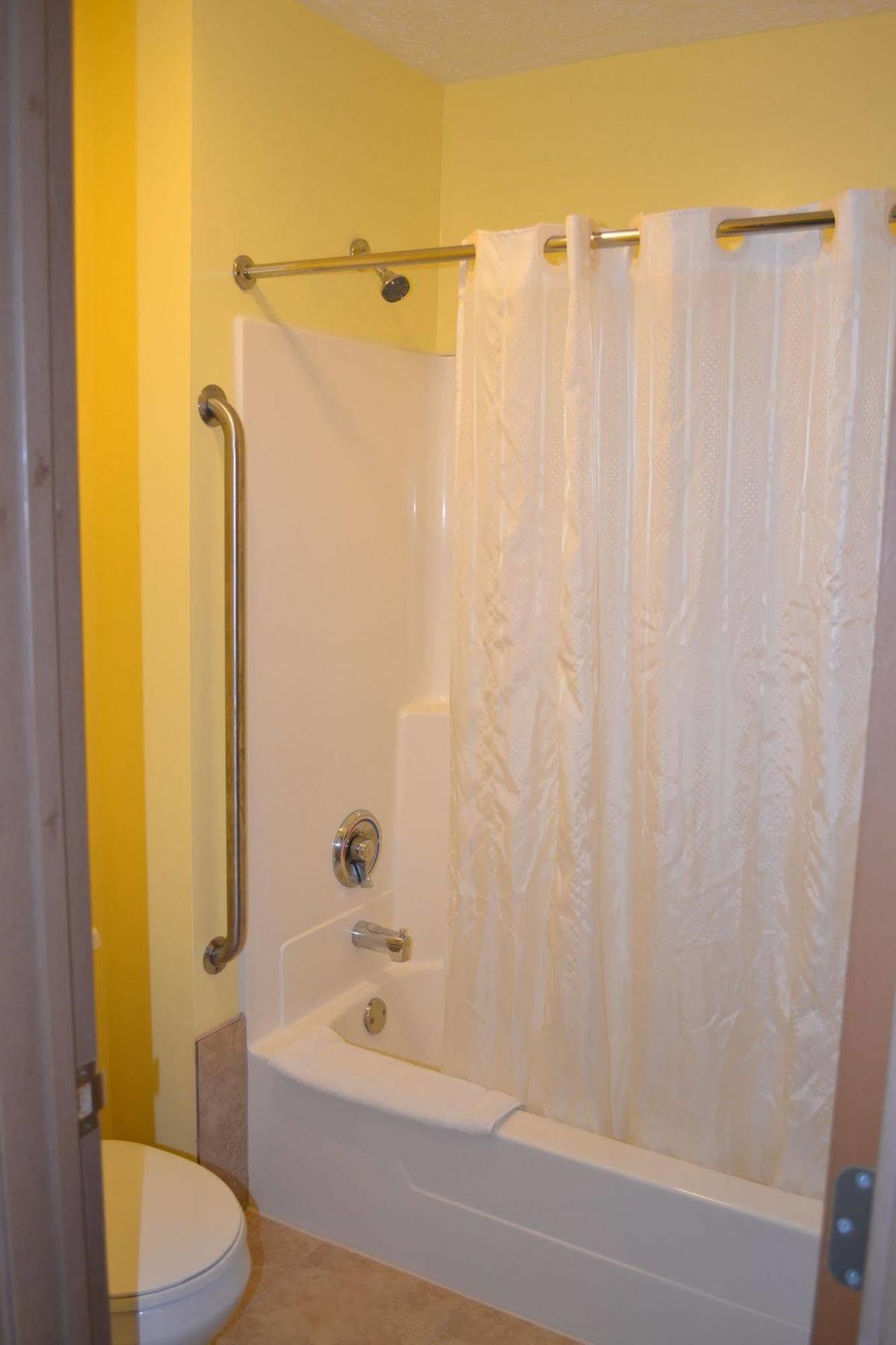 Sky Lodge Inn & Suites - Delavan Luaran gambar
