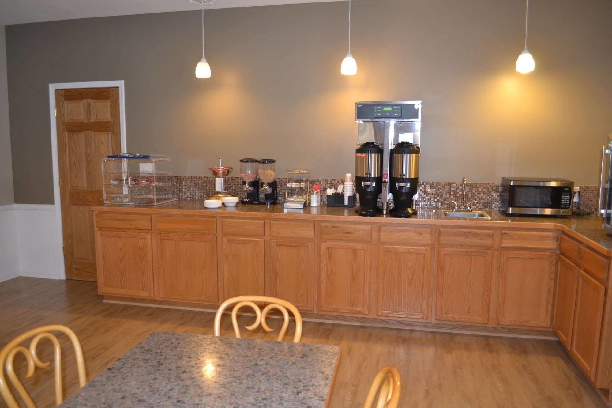 Sky Lodge Inn & Suites - Delavan Luaran gambar