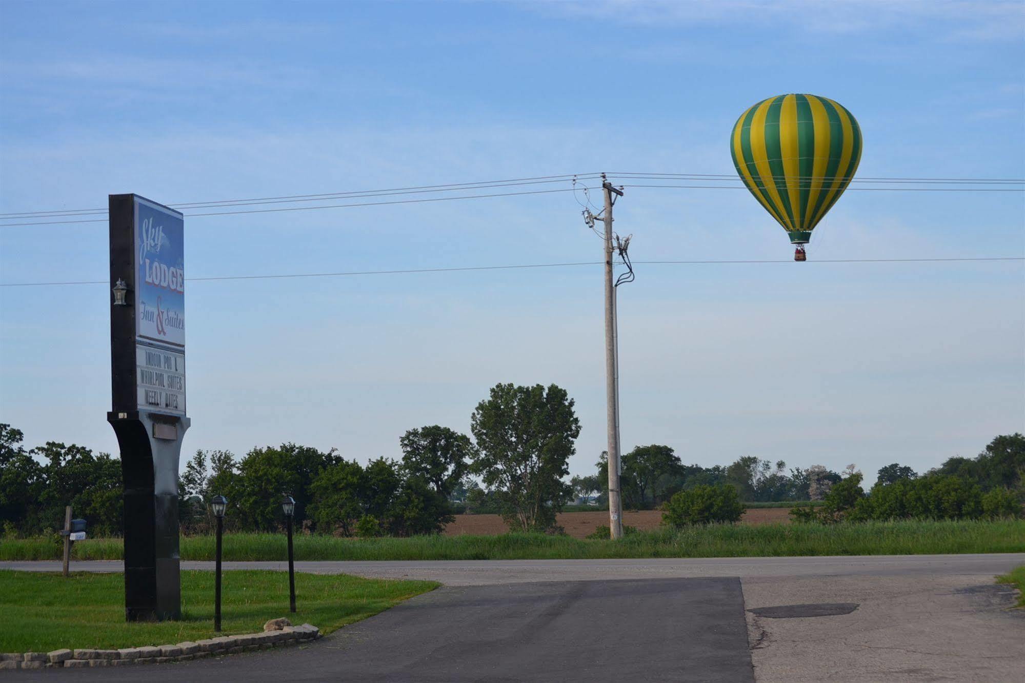 Sky Lodge Inn & Suites - Delavan Luaran gambar