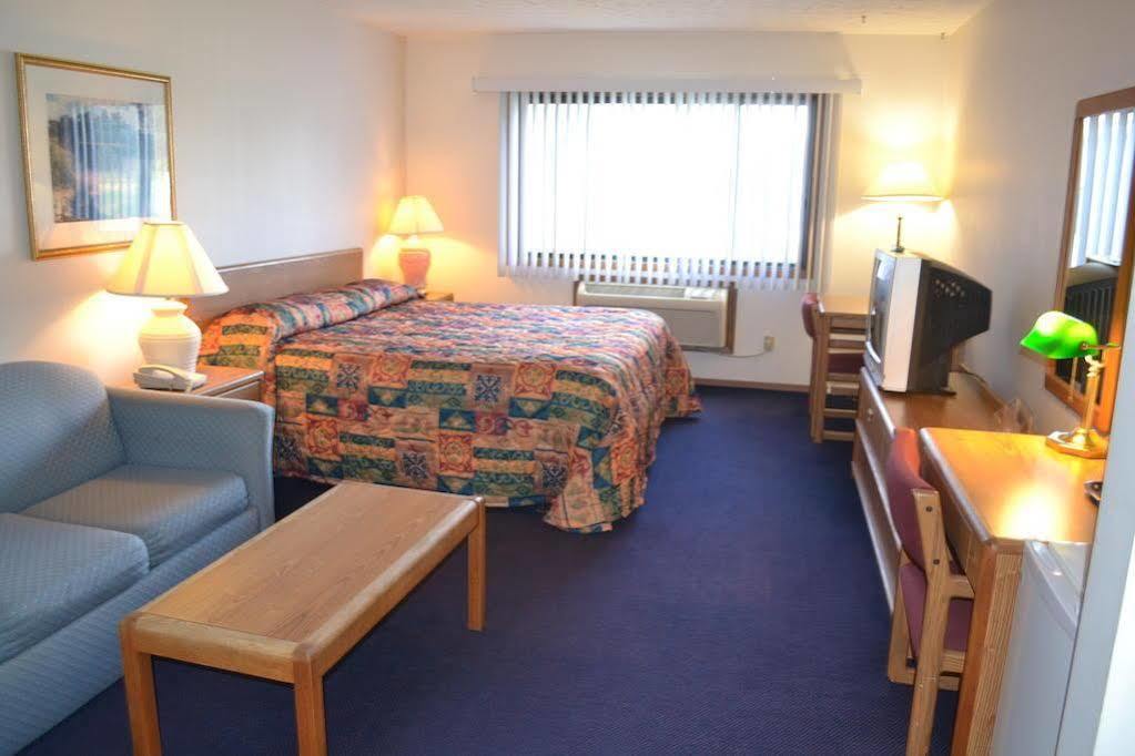 Sky Lodge Inn & Suites - Delavan Luaran gambar