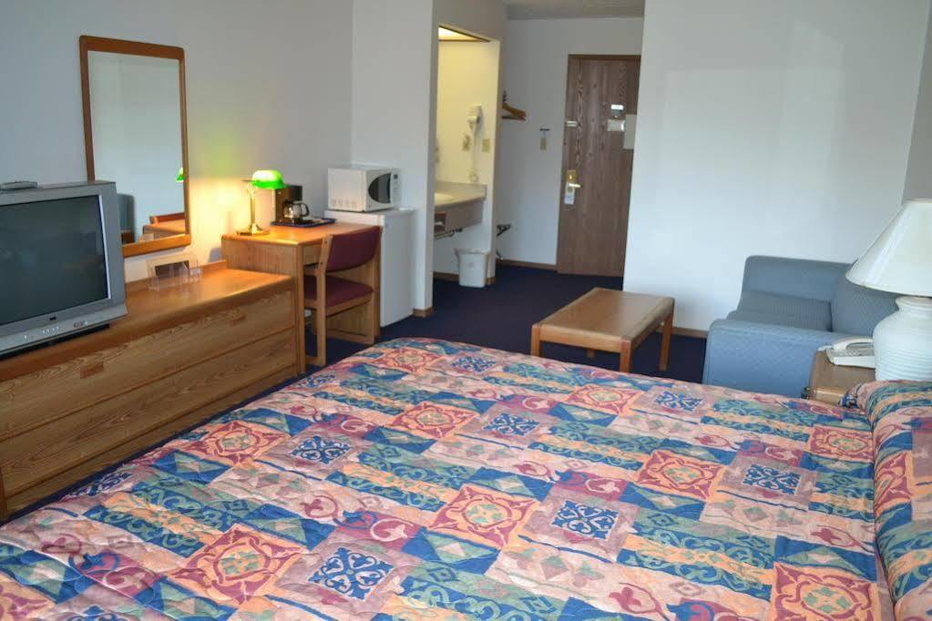Sky Lodge Inn & Suites - Delavan Luaran gambar