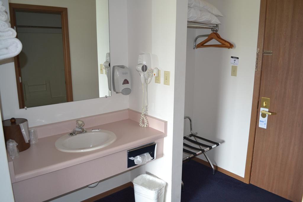 Sky Lodge Inn & Suites - Delavan Luaran gambar