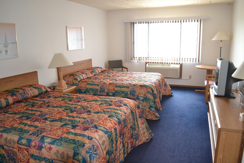 Sky Lodge Inn & Suites - Delavan Luaran gambar